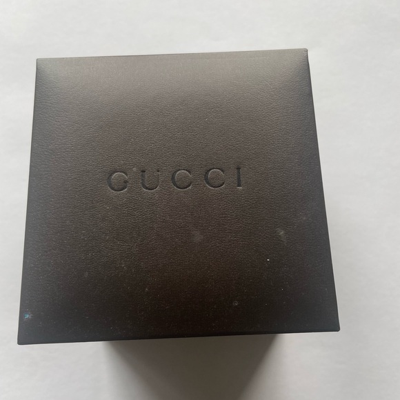 Authentic Gucci bracelet watch 6800L 
New in box - Picture 6 of 6